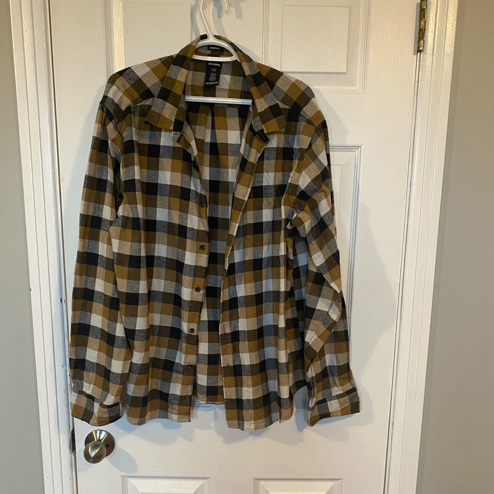 Dickies Men’s Plaid Button-Up Shirt in Black, White, and Tan.